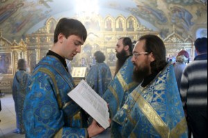 Вечернее богослужение с чтением акафиста Пресвятой Богородице в Свято-Троицком соборе Саратова