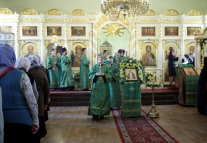 Божественная литургия на Архиерейском подворье — в храме во имя преподобного Серафима Саровского города Саратова
