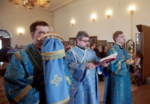 Вечерня в соединении с Божественной литургией свт. Иоанна Златоуста в храме в честь Благовещения Пресвятой Богородицы г.Вольска