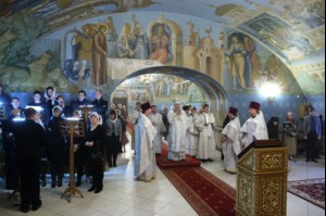 Митрополит Лонгин совершил Царские часы, Изобразительны, Великую вечерню и Крещальную литургию в Свято-Троицком кафедральном соборе Саратова