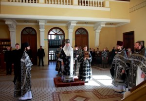 Литургия Преждеосвященных Даров на Архиерейском подворье — храме во имя святого апостола и евангелиста Иоанна Богослова при Саратовской православной духовной семинарии
