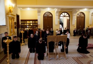 Вечернее богослужение на Архиерейском подворье — храме во имя святого апостола и евангелиста Иоанна Богослова при Саратовской православной духовной семинарии