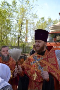 Совершен чин освящения креста и купола храма в честь иконы Божией Матери «Нечаянная Радость» в Заводском районе