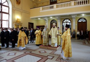Божественная литургия на Архиерейском подворье — храме во имя святого апостола и евангелиста Иоанна Богослова при Саратовской православной духовной семинарии