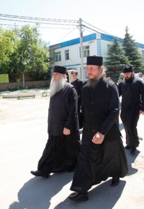 Митрополит Лонгин и Епископ Пахомий прошли часть пути вместе с участниками крестного хода Балашов — Вавилов Дол