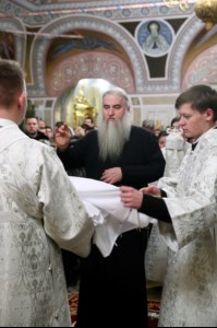 Митрополит Лонгин совершил Рождественское ночное богослужение