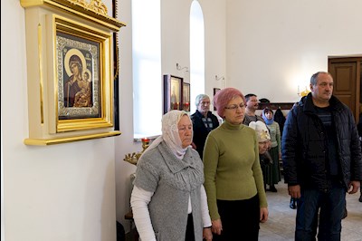 В саратовском храме апостола Иоанна Богослова освятили иконы для иконостаса
