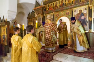 Божественная литургия на Архиерейском подворье — храме в честь иконы Божией Матери «Утоли моя печали» г.Саратова