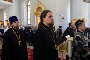 Литургия Преждеосвященных Даров, малое повечерие и утреня Великого Четвертка на Архиерейском подворье — в храме во имя святых равноапостольных Мефодия и Кирилла при СГУ