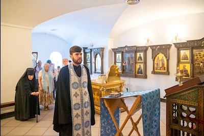 Божественная литургия на Архиерейском подворье — в храме в честь иконы Божией Матери «Утоли моя печали» г. Саратова