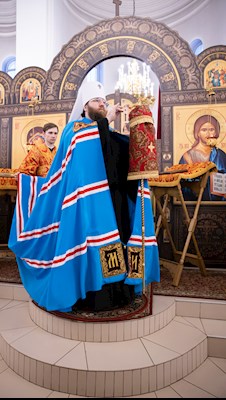 Митрополит Игнатий совершил Божественную литургию в Петропавловском храме Саратова