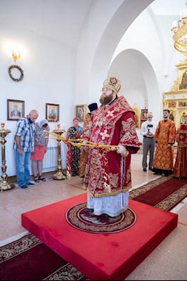 Митрополит Игнатий совершил Божественную литургию в храме Святых Царственных страстотерпцев поселка Дубки