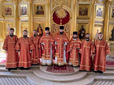 Выпускники СПДС в священном сане совершили богослужение