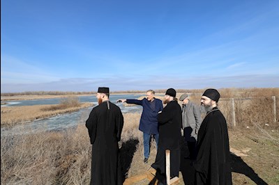 Митрополит Игнатий осмотрел строящиеся храмы Покровска