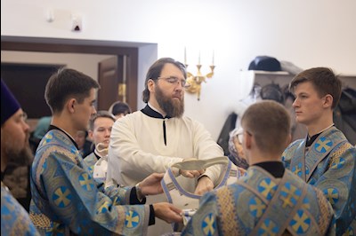 Митрополит Игнатий совершил Божественную литургию во Введенском храме Саратова