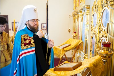 Митрополит Игнатий совершил Божественную литургию в храме святителей Василия Великого, Григория Богослова и Иоанна Златоустого г. Саратова