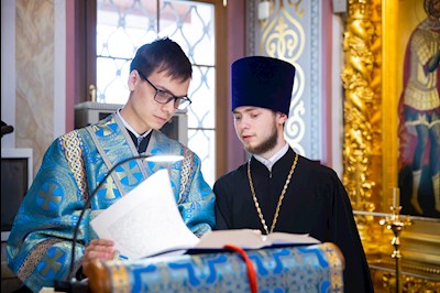Митрополит Игнатий совершил вечернее богослужение с чтением акафиста Пресвятой Богородице в Свято-Троицком кафедральном соборе г. Саратова