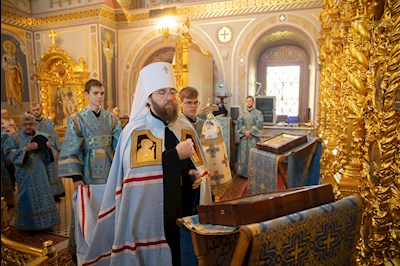 Митрополит Игнатий совершил Божественную литургию в Свято-Троицком кафедральном соборе Саратова