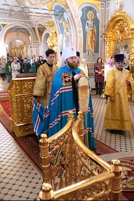 Митрополит Игнатий совершил Божественную литургию в Свято-Троицком кафедральном соборе Саратова