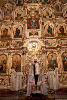 Митрополит Игнатий совершил Великую вечерню в соединении с Литургией святителя Василия Великого и чин Великого освящения воды в Покровском соборе г. Саратова