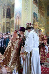 В Великий Четверг Митрополит Лонгин совершил Литургию Василия Великого и Чин умовения ног