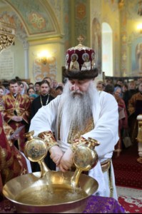 В Великий Четверг Митрополит Лонгин совершил Литургию Василия Великого и Чин умовения ног