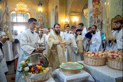 Митрополит Игнатий совершил Божественную литургию в Покровском соборе г. Саратова