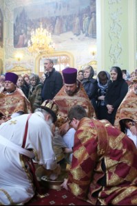 В Великий Четверг Митрополит Лонгин совершил Литургию Василия Великого и Чин умовения ног