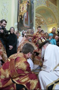 В Великий Четверг Митрополит Лонгин совершил Литургию Василия Великого и Чин умовения ног