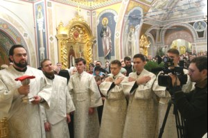 Митрополит Лонгин совершил Рождественское ночное богослужение