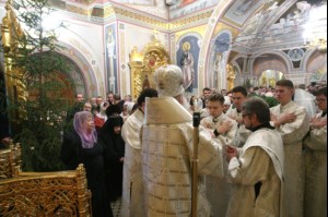 Митрополит Лонгин совершил Рождественское ночное богослужение