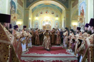 В Великий Четверг Митрополит Лонгин совершил Литургию Василия Великого и Чин умовения ног