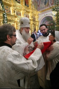 Митрополит Лонгин совершил Рождественское ночное богослужение