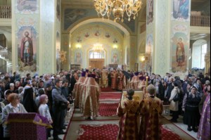 В Великий Четверг Митрополит Лонгин совершил Литургию Василия Великого и Чин умовения ног