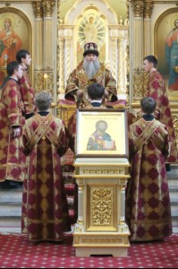 В Великий Четверг Митрополит Лонгин совершил Литургию Василия Великого и Чин умовения ног