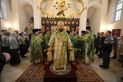 Митрополит Игнатий совершил Литургию Преждеосвященных Даров в храме в честь иконы Божией Матери «Всех скорбящих Радость» г. Саратова