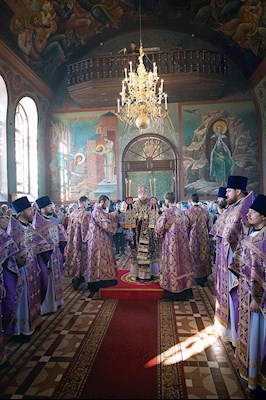 Митрополит Игнатий совершил Божественную литургию в Крестовоздвиженском храме г. Хвалынска