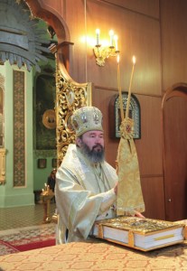 Архиепископ Элистинский и Калмыцкий Юстиниан совершил Божественную литургию в Духосошественском кафедральном соборе города Саратова