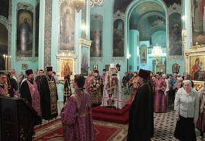 Всенощное бдение c Чином Воздвижения Креста в Духосошественском соборе города Саратова