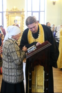 Божественная литургия на Архиерейском подворье — храме во имя преподобного Серафима Саровского г. Саратова