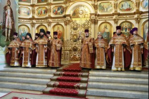 В Великий Четверг Митрополит Лонгин совершил Литургию Василия Великого и Чин умовения ног