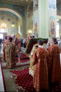 Божественная литургия в храме в честь Покрова Пресвятой Богородицы города Саратова