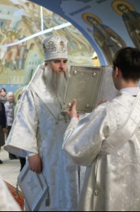 Митрополит Лонгин совершил Царские часы, Изобразительны, Великую вечерню и Крещальную литургию в Свято-Троицком кафедральном соборе Саратова