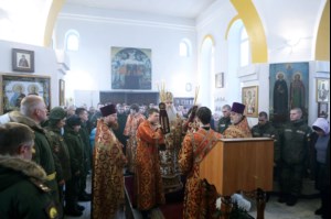 Божественная литургия в храме в честь Воздвижения Честнаго и Животворящего Креста Господня на территории Вольского военного института материального обеспечения