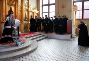 Вечернее богослужение на Архиерейском подворье — храме во имя святого апостола и евангелиста Иоанна Богослова