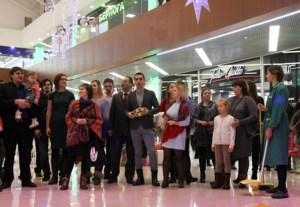 Посетители одного из саратовских торговых центров стали зрителями Рождественского флешмоба