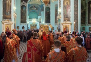 Архиепископ Элистинский и Калмыцкий Юстиниан совершил Божественную литургию и панихиду в Духосошественском храме г. Саратова