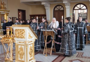 Литургия Преждеосвященных Даров на Архиерейском подворье — храме во имя святого апостола и евангелиста Иоанна Богослова при Саратовской православной духовной семинарии