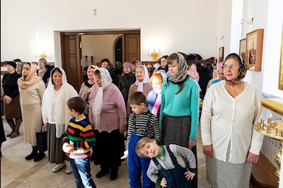 В саратовском храме апостола Иоанна Богослова освятили иконы для иконостаса