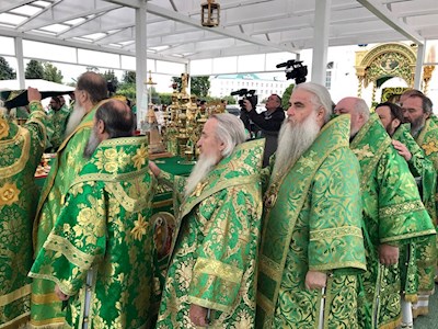 Божественная литургия на соборной площади Серафимо-Дивеевского монастыря